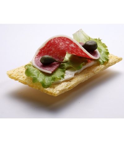 Sugestie de prezentare pâine extrudată cu grâu spelta și salam