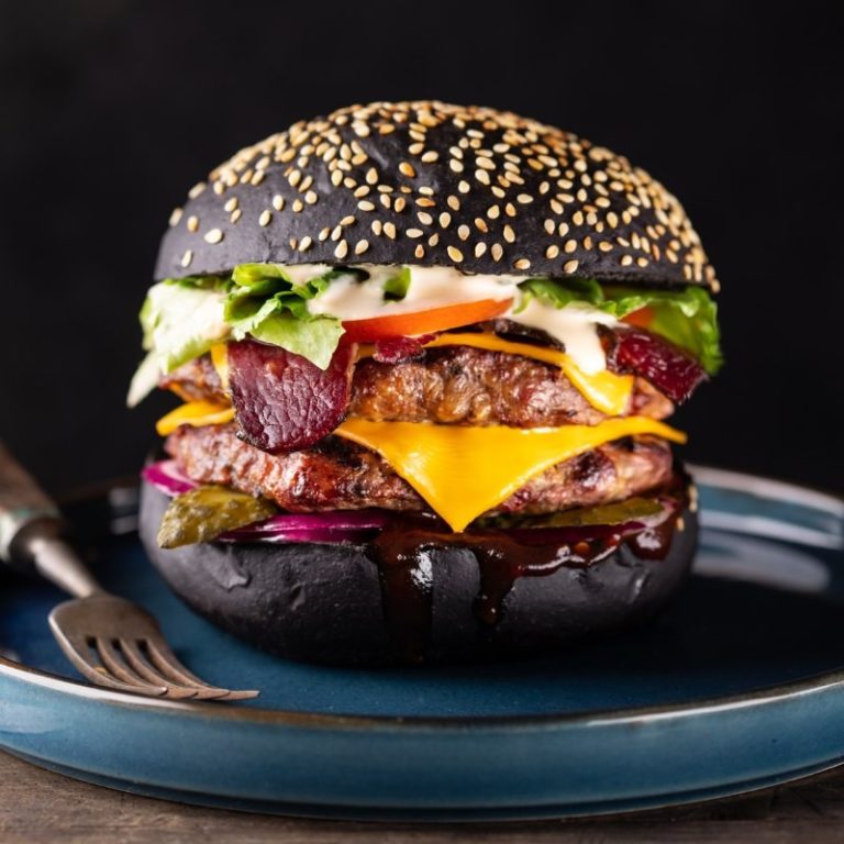 Sugestie de prezentare - Chifle hamburger negre cu susan, 100 g